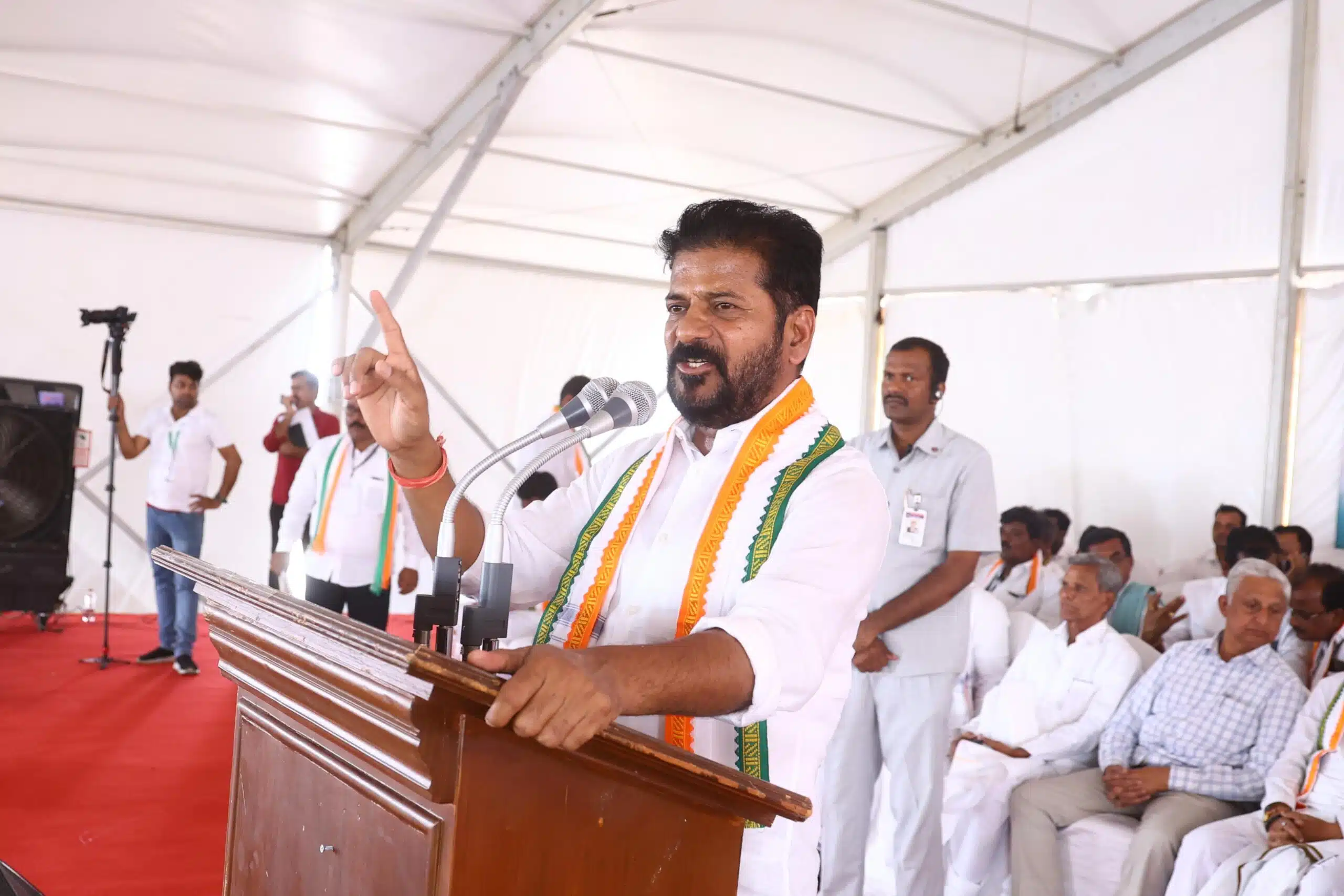 Big Breaking Delhi Police Serve Notices To Telangana CM
