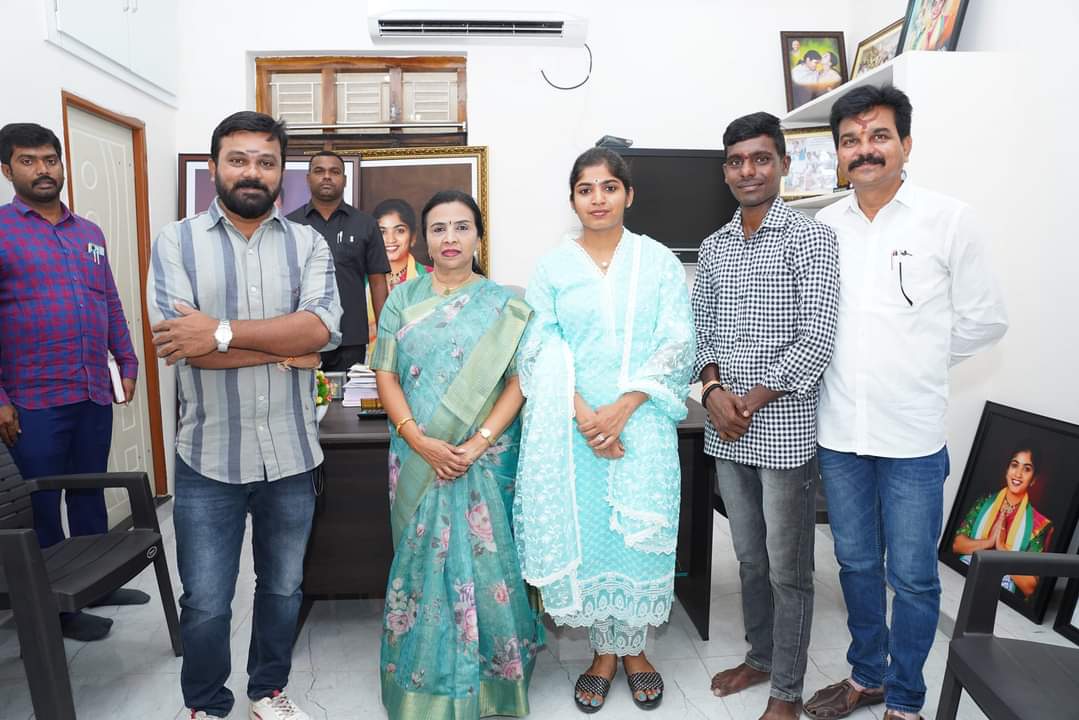 Yashaswini Reddy Appreciates Sarapanjaram Movie Team